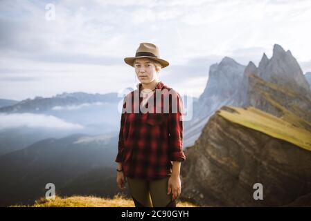 Italien, Dolomiten, Seceda Berg, Portrait der Frau im Hut Wandern in der Nähe von Seceda Berg in den Dolomiten Stockfoto