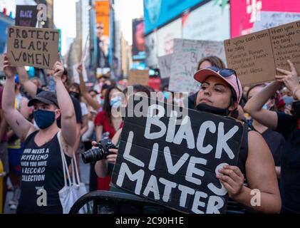 Black Womans/Womxn March Protest - Times Square, New York City - Black Lives Matter Protestschild in der Menge der Demonstranten Stockfoto