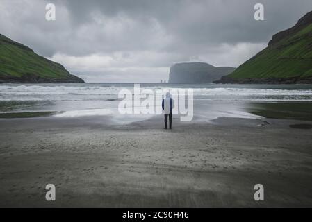 Dänemark, Mann steht am Strand in nebligen Tag Stockfoto