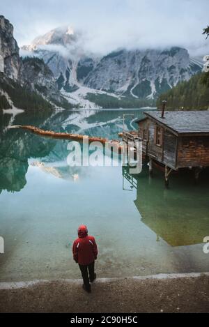 Italien, Mann am Pragser Wildsee in den Dolomiten Stockfoto