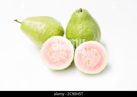 Frische Guava auf weißem Hintergrund Stockfoto