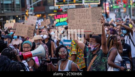 Black Womans/Womxn March Protest Black Lives Matter Protest - New York City - Black Trans Lives Matter Schild in der Menge von Demonstranten gehalten Stockfoto