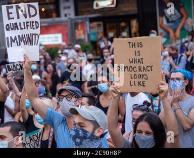 Black Womans/Womxn March Protest Black Lives Matter - New York City - so sieht Demokratie aus - beenden Sie qualifizierte Immunität Zeichen in Menge von Prot Stockfoto