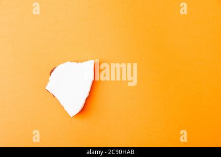 Happy Coconuts Tageskonzept, frische Kokosnuss Gruppe Stücke Scheiben, Studio Shot isoliert auf orangenen Hintergrund Stockfoto
