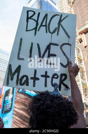 Black Womans/Womxn March Black Lives Matter Protest- New York City, Times Square - Black Lives Matter Zeichen gehalten Black Power Stockfoto