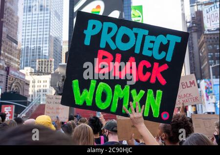 Black Womans/Womxn March Black Lives Matter Protest - Times Square, New York City - Protect Black Womxn Neon Sign in Protest Crowd Stockfoto