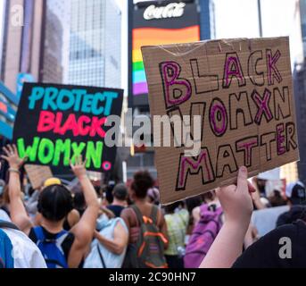 Black Womans/Womxn March Black Lives Matter Protest - Times Square, New York City - Black Womxn Matter Sign in Protest Crowd Stockfoto