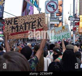 Black Womans/Womxn Matter March Black Lives Matter Protest - New York City - We Matter - No Justice No Peace großer Massenprotest Stockfoto