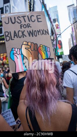 Black Womans/Womxn March Black Lives Matter Protest - Times Square, New York City - Gerechtigkeit für Black Womxn Protestschild weiblich Stockfoto