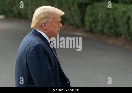 US-Präsident Donald J. Trump kehrt nach einem Besuch im Bioprocess Innovation Center bei Fujifilm Diosynth Biotechnologies in Morrisville, North Carolina, am 27. Juli 2020 ins Weiße Haus in Washington, DC zurück.Quelle: Chris Kleponis/Pool via CNP /MediaPunch Stockfoto