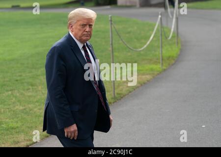 US-Präsident Donald J. Trump kehrt nach einem Besuch im Bioprocess Innovation Center bei Fujifilm Diosynth Biotechnologies in Morrisville, North Carolina, am 27. Juli 2020 ins Weiße Haus in Washington, DC zurück.Quelle: Chris Kleponis/Pool via CNP /MediaPunch Stockfoto