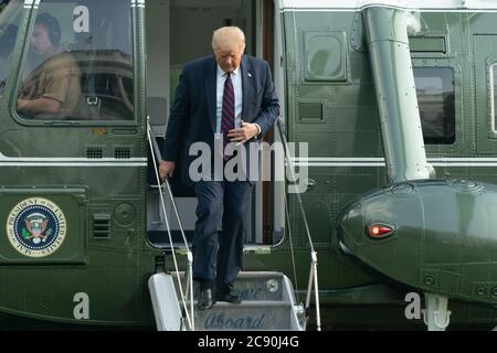 US-Präsident Donald J. Trump kehrt nach einem Besuch im Bioprocess Innovation Center bei Fujifilm Diosynth Biotechnologies in Morrisville, North Carolina, am 27. Juli 2020 ins Weiße Haus in Washington, DC zurück.Quelle: Chris Kleponis/Pool via CNP /MediaPunch Stockfoto