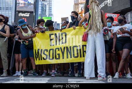 Black Womans/Womxn March Black Lives Matter Protest - Times Square, New York City - Ende Misogynoir Banner vor Protest Stockfoto