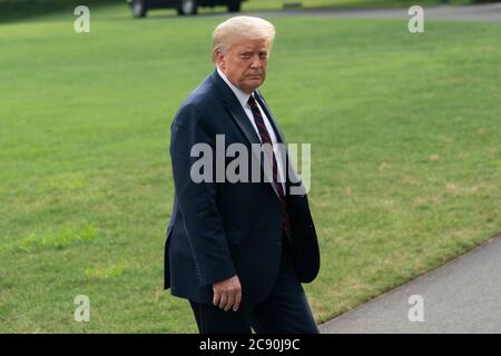 US-Präsident Donald J. Trump kehrt nach einem Besuch im Bioprocess Innovation Center bei Fujifilm Diosynth Biotechnologies in Morrisville, North Carolina, am 27. Juli 2020 ins Weiße Haus in Washington, DC zurück.Quelle: Chris Kleponis/Pool via CNP /MediaPunch Stockfoto