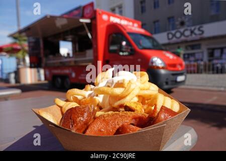 Hamburg, Deutschland. Juli 2020. Eine Portion Currywurst mit Pommes ist vor einem Food Truck zu sehen. Wegen der Corona-Krise warnen Gastronomen vor einer Konkurswelle in der Streetfood-Szene. (Zu dpa: 'Aufgeben oder weiter? Streetfood in Times of Corona') Quelle: Jonas Klüter/dpa/Jonas Klüter/dpa/Alamy Live News Stockfoto