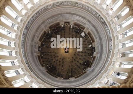 (200728) -- PEKING, 28. Juli 2020 (Xinhua) -- Menschen trauern um den verstorbenen US-Kongressabgeordneten und Bürgerrechtler John Lewis in der Capitol Rotunde in Washington, DC, USA, am 27. Juli 2020. Der verstorbene US-Kongressabgeordnete und Bürgerrechtler John Lewis lag hier am Montag im Capitol. (Jonathan Ernst/Pool via Xinhua) Stockfoto