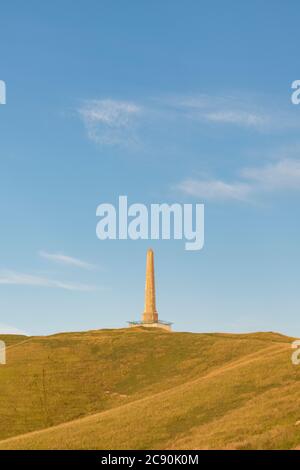 Lansdowne Monument nisten zum Cherhill White Horse bei Sonnenuntergang. Cherhill Down, Calne, Wiltshire, England Stockfoto