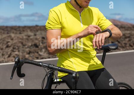 Radfahrer auf Rennrad mit Fitness-Smartwatch Stockfoto