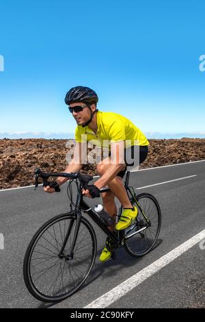 Man Biker Radfahren auf Straße Rennen mit Rennrad Stockfoto