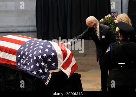 Washington, Vereinigte Staaten Von Amerika. Juli 2020. Der demokratische Präsidentschaftskandidat, der ehemalige US-Vizepräsident Joe Biden und Dr. Jill Biden berühren die Fahnenschürte des verstorbenen US-Abgeordneten John Lewis (Demokrat von Georgien), einer Schlüsselfigur der Bürgerrechtsbewegung und 17-maliger Kongressabgeordneter aus Georgien, Da er im Staat im Capitol in Washington liegt, Montag, 27. Juli 2020. Quelle: J. Scott Applewhite/Pool via CNP, weltweite Nutzung Quelle: dpa/Alamy Live News Stockfoto