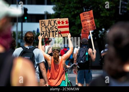 Protestler mit Schild mit der Aufschrift "Black Lives Matter", während des Marsches gegen Trumps Polizeistaat, Washington, DC, USA, Farbe Stockfoto