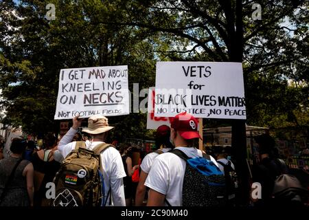 Militärveteranen tragen Zeichen zur Unterstützung von schwarzen Leben im März gegen Trumps Polizeistaat, Black Lives Matter Plaza, Washington, DC, USA Stockfoto