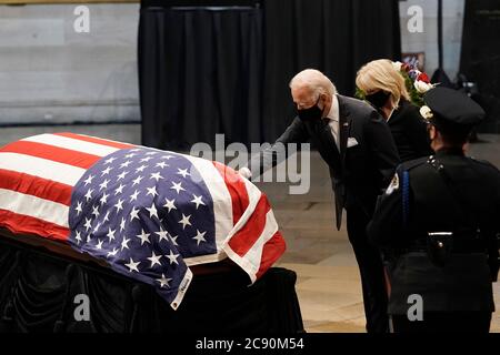 Washington, Vereinigte Staaten Von Amerika. Juli 2020. Der demokratische Präsidentschaftskandidat, der ehemalige US-Vizepräsident Joe Biden und Dr. Jill Biden berühren die Fahnenschürte des verstorbenen US-Abgeordneten John Lewis (Demokrat von Georgien), einer Schlüsselfigur der Bürgerrechtsbewegung und 17-maliger Kongressabgeordneter aus Georgien, Da er im Staat im Capitol in Washington liegt, Montag, 27. Juli 2020. Quelle: J. Scott Applewhite/Pool via CNP, weltweite Nutzung Quelle: dpa/Alamy Live News Stockfoto