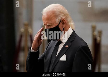 Washington, Vereinigte Staaten Von Amerika. Juli 2020. Der demokratische Präsidentschaftskandidat, der ehemalige US-Vizepräsident Joe Biden, begrüßt die Fahnenschürte des verstorbenen US-Abgeordneten John Lewis (Demokrat von Georgien), einer Schlüsselfigur der Bürgerrechtsbewegung und 17-maliger Kongressabgeordneter aus Georgien, da er im US-Bundesstaat Washington im Capitol liegt. Montag, 27. Juli 2020. Quelle: J. Scott Applewhite/Pool via CNP, weltweite Nutzung Quelle: dpa/Alamy Live News Stockfoto