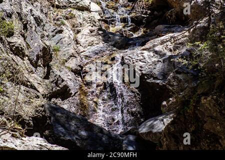 Wasserfall auf Mt. Graham im Südosten von Arizona, aus der Frühjahrsschneeschmelze. Stockfoto