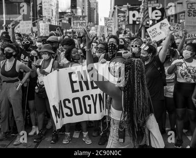 Black Womans/Womxn March Black Lives Matter Protest - New York City - Black and White Protest female Banner monochrom Stockfoto