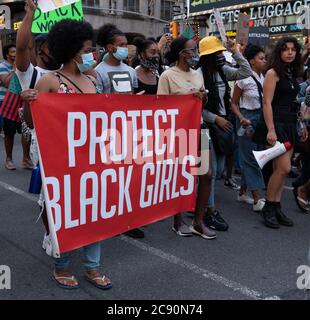 Black Womans/Womxn March Black Lives Matter Protest - New York City - Protect Black Girls Banner Leading March Stockfoto