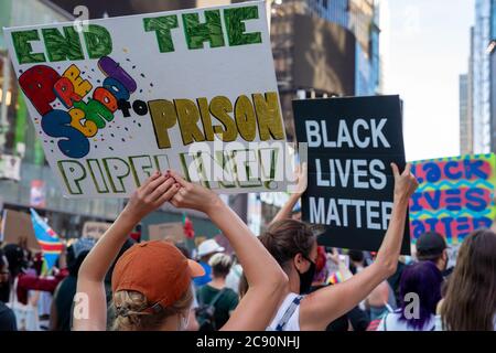 Black Womans/Womxn March Black Lives Matter Protest - New York City - Ende der Vorschule zu Prison Pineline Stockfoto