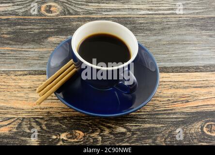 Demi-tasse Kaffee mit kona Kaffee gewürzt Keks Snacks auf dem Tisch Stockfoto