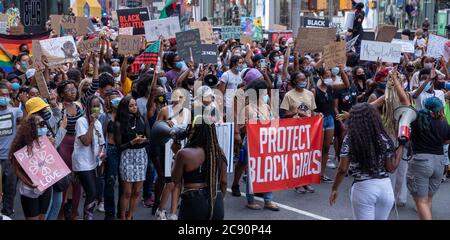 Schwarze Frauen/Frauen März Black Lives Matter Protest - New York City, schützen Black Girl Banner führt märz in der Straße Stockfoto