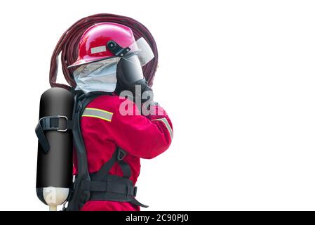 Feuerwehrleute in Brandschutzanzug mit einem Wasserschlauch isoliert auf weißem Hintergrund Stockfoto