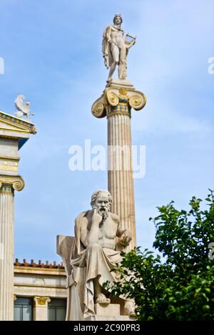 Statue von Sokrates mit der Apollo-Säule im Hintergrund (vom Bildhauer Leonidas Drosis). Akademie von Athen, Griechenland Stockfoto