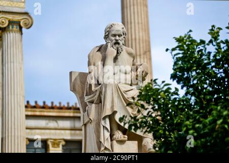 Statue von Sokrates (Bildhauer Leonidas Drosis). Akademie von Athen, Griechenland Stockfoto