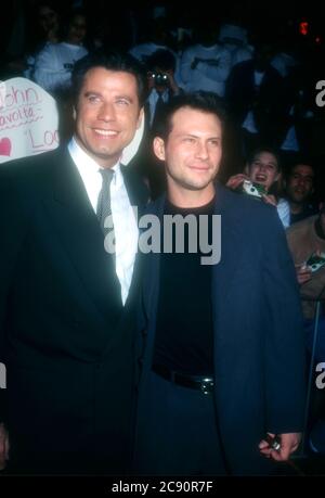 Westwood, California, USA 5. Februar 1996 Schauspieler John Travolta und Schauspieler Christian Slater besuchen 20th Century Fox' 'Broken Arrow' Premiere am 5. Februar 1996 im Mann Village Theater in Westwood, Kalifornien, USA. Foto von Barry King/Alamy Stockfoto Stockfoto