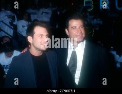 Westwood, California, USA 5. Februar 1996 Schauspieler Christian Slater und Schauspieler John Travolta besuchen 20th Century Fox' 'Broken Arrow' Premiere am 5. Februar 1996 im Mann Village Theater in Westwood, Kalifornien, USA. Foto von Barry King/Alamy Stockfoto Stockfoto