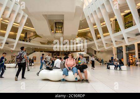 New York City, USA - 7. Juni 2019: Westfield World Trade Center, Einkaufszentrum im World Trade Center Complex in Manhattan. Menschen in der Mall im Ocu Stockfoto