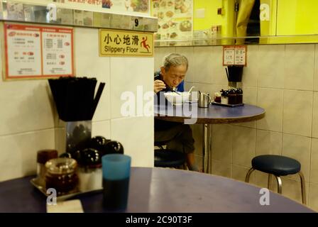 Hongkong, CHINA. Juli 2020. Mann, der im Restaurant ein schnelles Mittagessen mit einem Bawl chinesischen Nudelbauch hat. Angesichts des sich verschlechternden Zustands von Coronavirus-Infektionen in der Stadt wird die Regierung Hongkongs eine strengere Maßnahme ergreifen, indem sie ab Mittwoch morgen HK-ZEIT alle Restaurants einschränkt, was die Bürger ohne Wahlmöglichkeit, aber nur mit Take-out-Dienstleistungen verlassen wird.Juli-28, 2020 Hongkong.ZUMA/Liau Chung-ren Kredit: Liau Chung-ren/ZUMA Wire/Alamy Live News Stockfoto