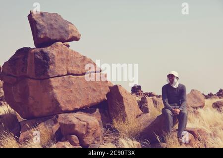 Tourist in alten Riesen Spielplatz Labyrinth, gestapelte Steine und Steingarten, Namibia, Afrika. Stockfoto