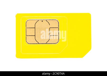 Macro Shot gelbe sim-Karte auf weißem Hintergrund isoliert. Nano-SIM-Karte und Kartenadapter, weiß isoliert Stockfoto