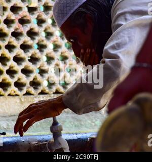 New Delhi Indien – März 13 2020 : Mann in Hazrat Nizamuddin Dargah während der Tageszeit in Delhi Indien, religiöse Darah von Nizamuddin in Delhi durin Stockfoto