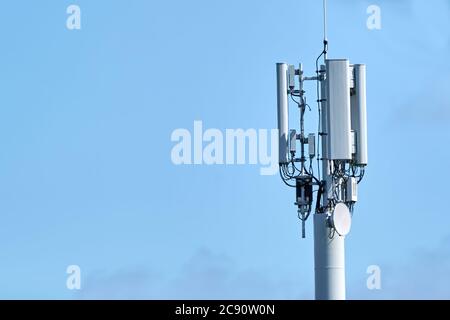 5G Network Connection Concept-5G Smart-Mobilfunkantenne Basisstation auf dem Telekommunikationsmast Stockfoto