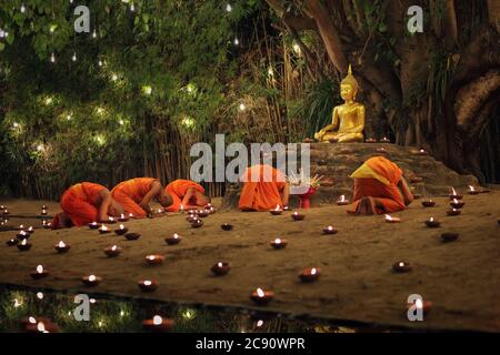 CHIANG MAI THAILAND - Feb 19 : der Makha Bucha Tag ist der wichtige buddhistische Tag. Buddhistischer Mönch zündet dem Buddha Kerzen an. Februar 19,2019 in Stockfoto