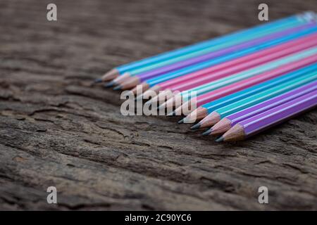 Bunter Bleistift auf dem alten Holz Schreibtisch Hintergrund Stockfoto