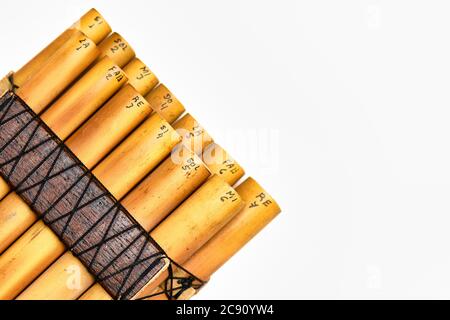 Detail der Panflöte anden Blasinstrument auf weißem Hintergrund Stockfoto