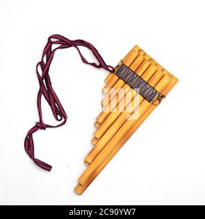 Panflöte andenblasinstrument auf weißem Hintergrund Stockfoto