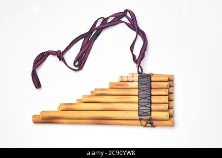 Panflöte andenblasinstrument auf weißem Hintergrund Stockfoto